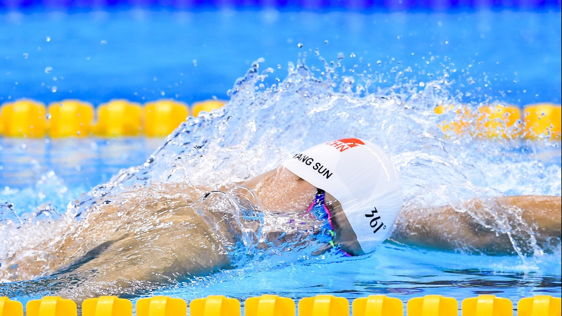 球队在全球篮球赛中打出精彩的团队配合，篮球赛队伍